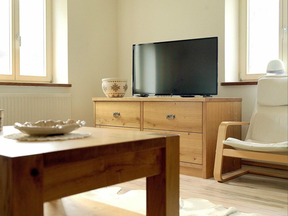 هوليداي هوم ويذ ويل كيبتي إنتريور، نير ذا ريفر مورا آند سبا ريزورت غرفة معيشة