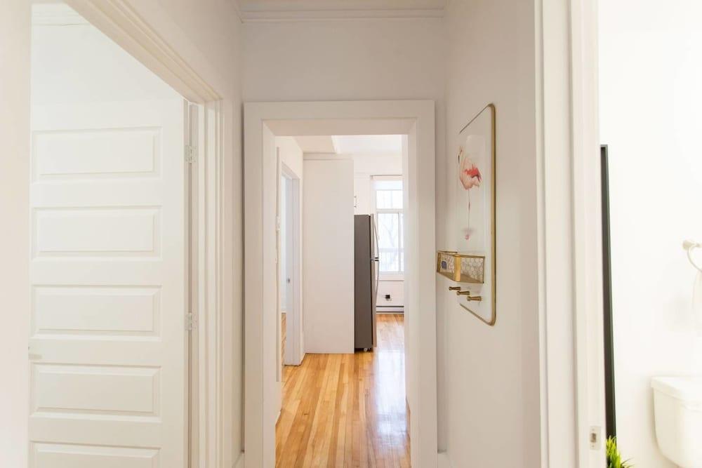 Charming Montreal 3 bdr Apartment Next to Subway Room