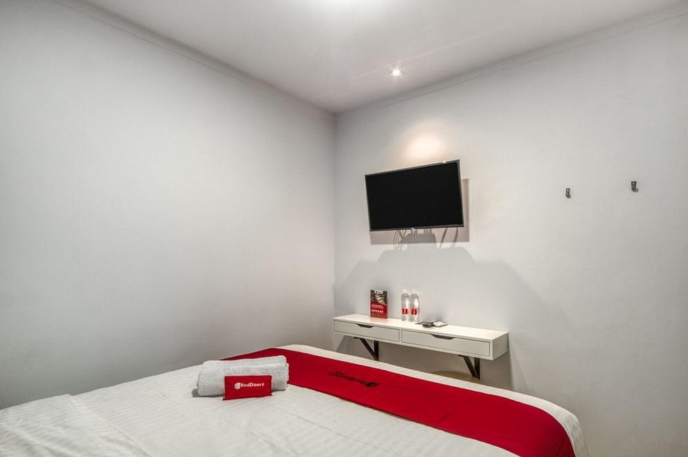 RedDoorz Plus @ Cideng Timur Room