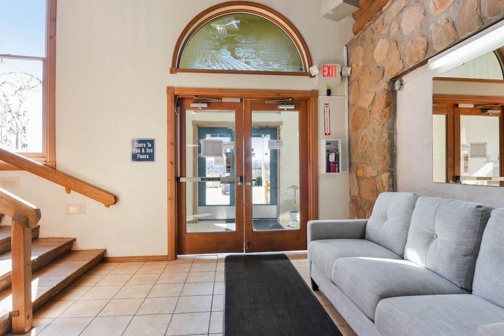 كاسا لوما إن آند سويتس باي أو اي ٔو فنبورت إيا نير آي-80 منطقة الجلوس في الردهة