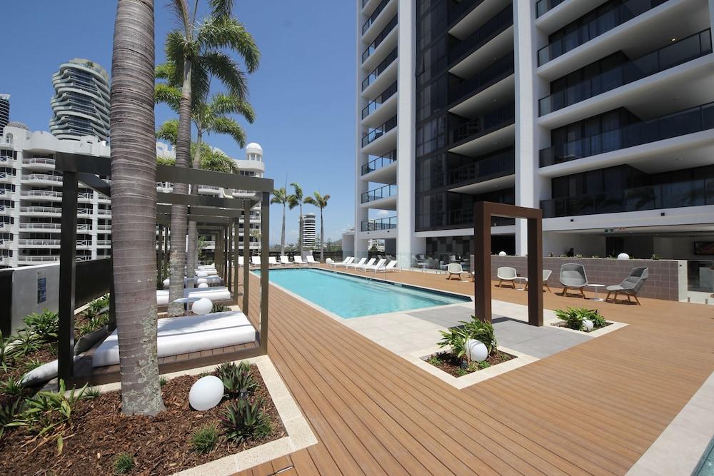 Qube Broadbeach 39 Exterior