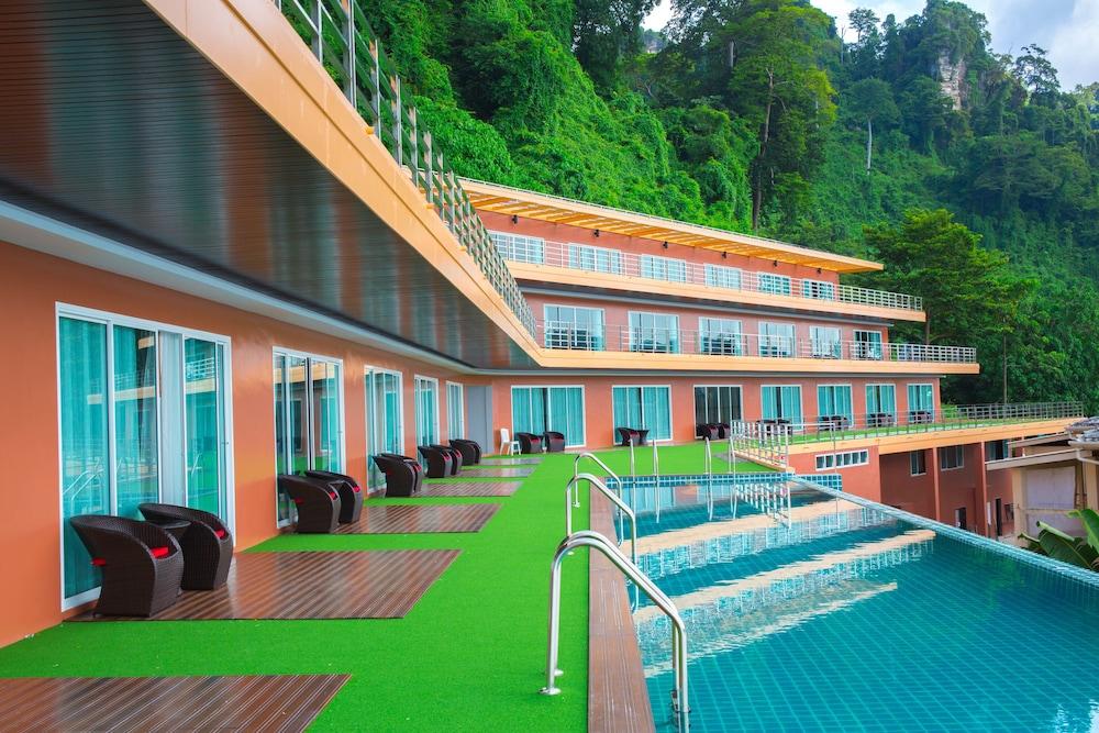 Phi Phi Cliff Beach Resort Outdoor Pool