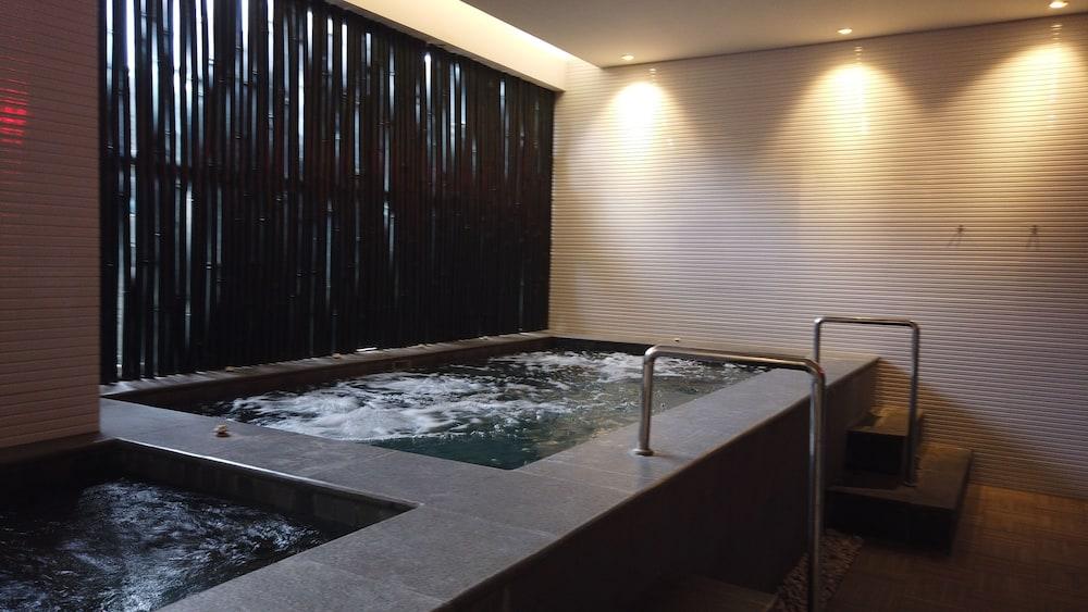 Modern Style Studio Apartment at Azalea Suites with City View Spa