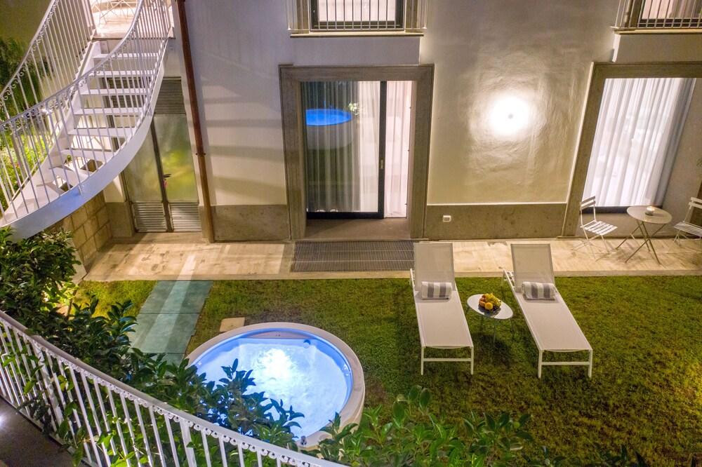 Luxury Suite with Garden and Jacuzzi Outdoor Spa Tub