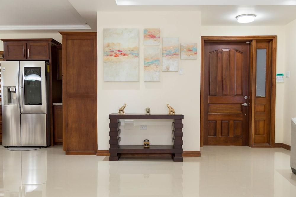 Luxury 3 Level Town House Interior Detail