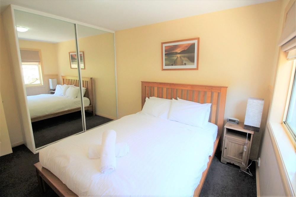 Torino 6 - Lake Jindabyne & Snowy Mountain Views Room