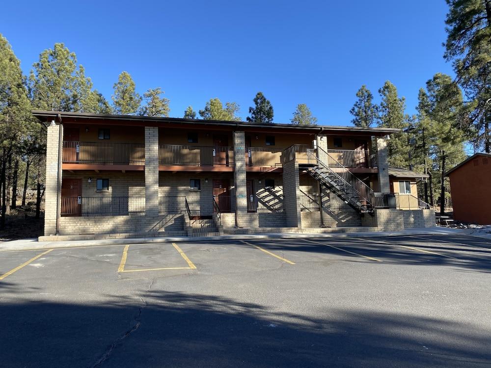 Motel In The Pines Exterior