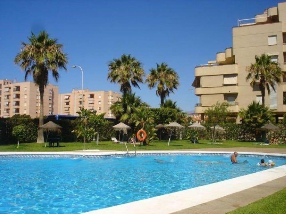 أبارتامنتو فاكاثيونيس إن إل مار حمام سباحة مكشوف