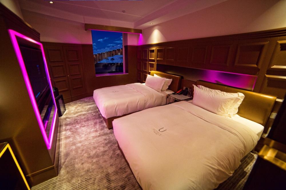 U Hotels Room