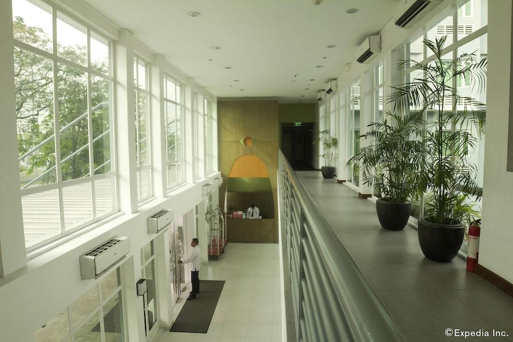 Microtel by Wyndham UP Technohub Lobby