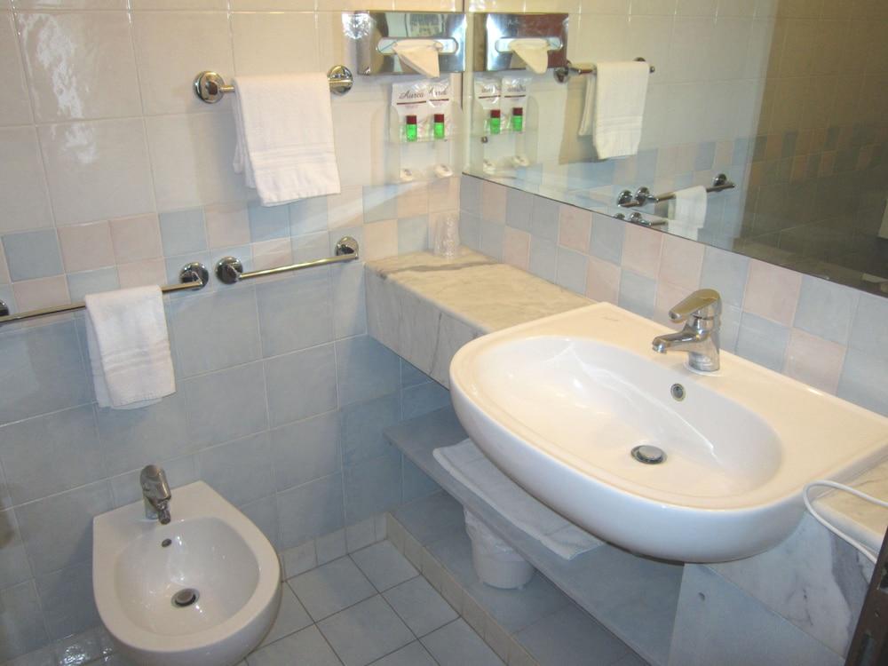 أداورا فيلاج إي كونجريسّي غرفة