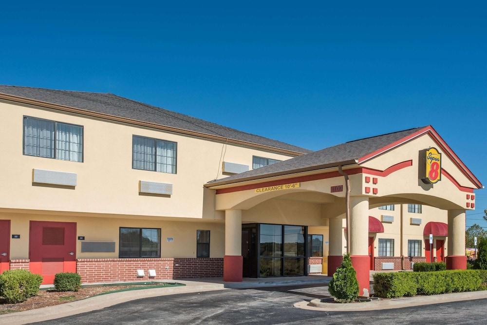 Super 8 by Wyndham Claremore OK Exterior