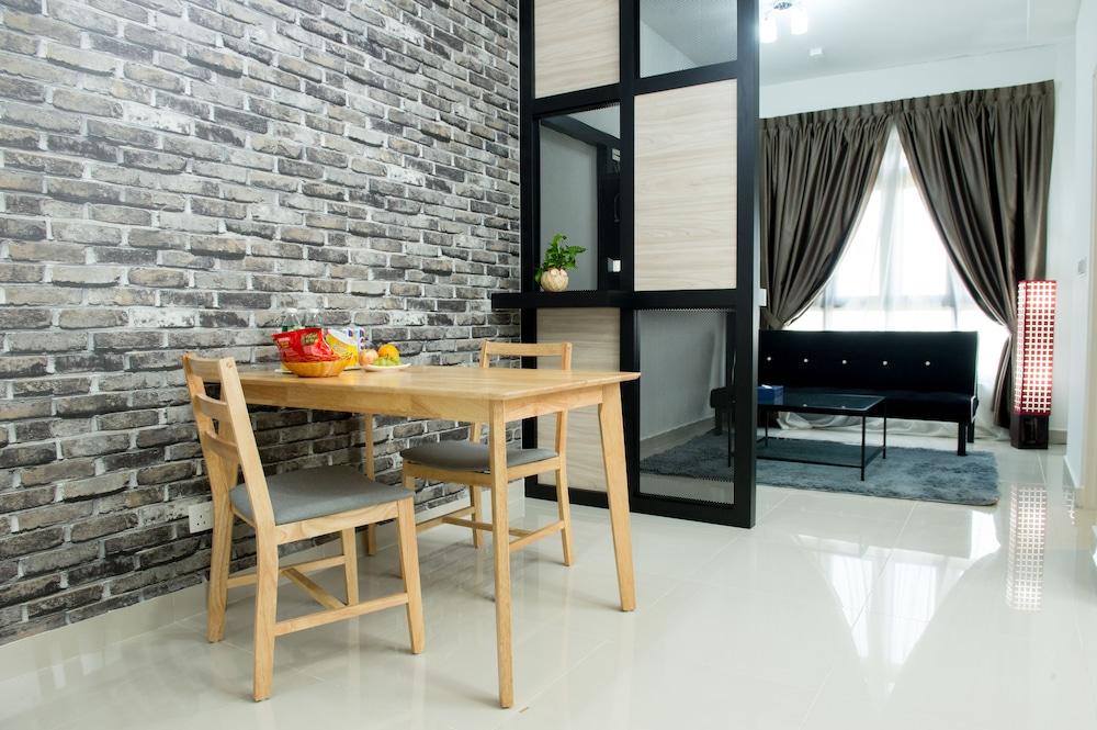 إززي هومي ميديني