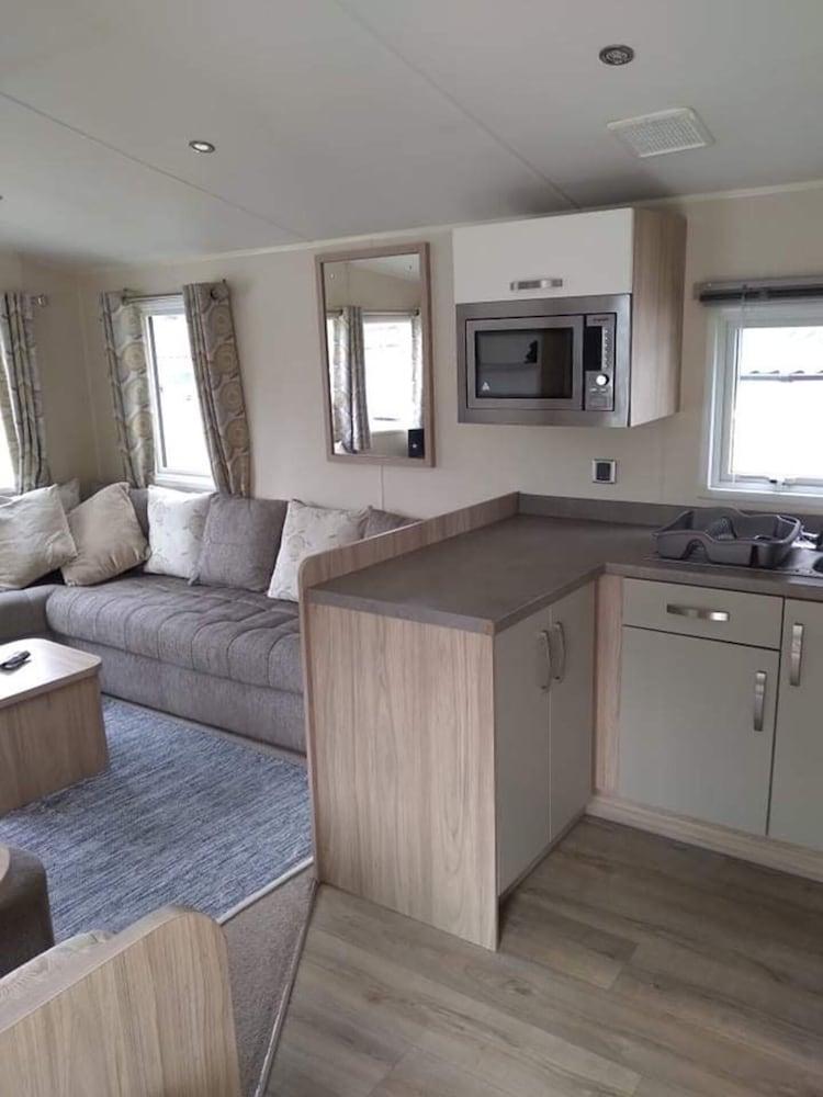 3 bed Static Caravan in Newquay 5 Mins From Beach Room