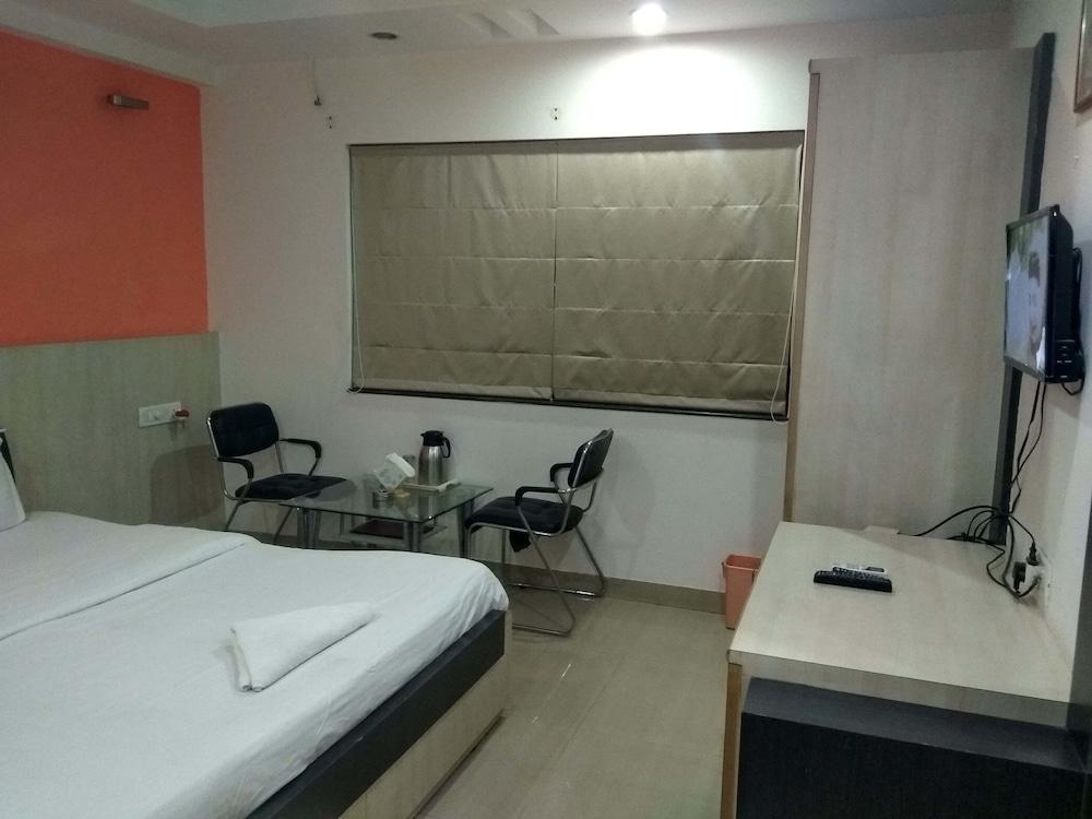 JK Rooms 122 Shaheen Lodging & Boarding
