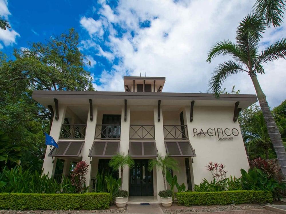 Impressively designed and decorated 3rd-floor space overlooking pool in Coco Exterior