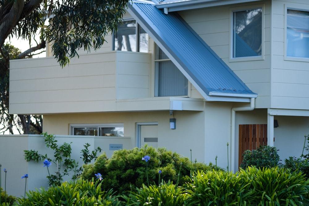 Cod Rock Point Exterior detail