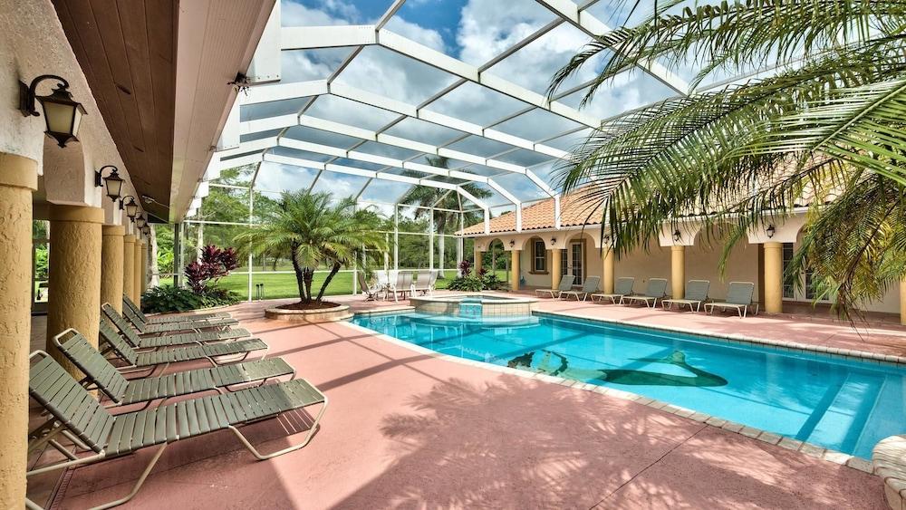 Knickerbocker Estate: Elegant 9-BR Getaway in Naples. Enjoy Private Pool, Outdoor Dining, and Expansive Grounds, Experience Tranquility with Easy Access to Naples' Best Indoor Pool