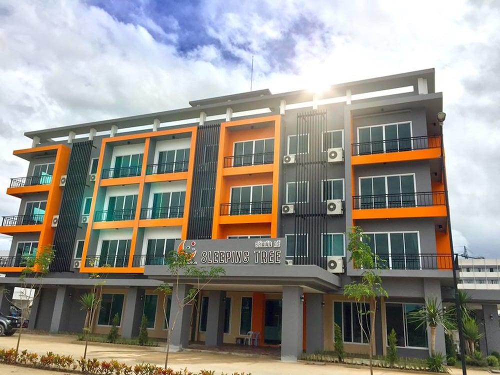 سليبينج تري هوتل