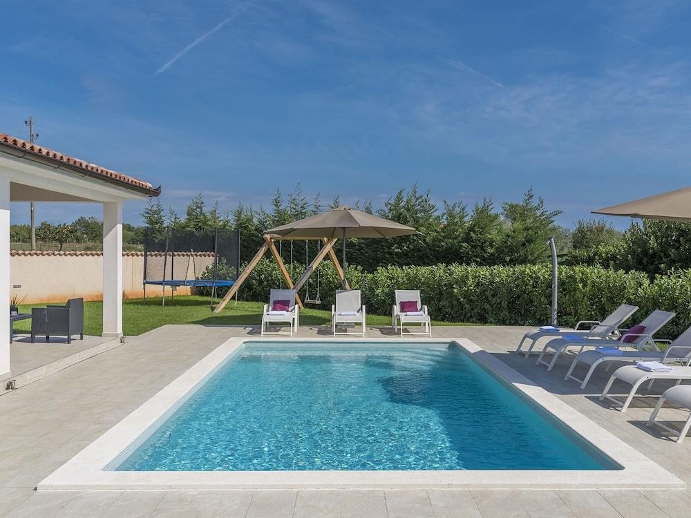 Stylish Villa With Pool and Fenced Garden,ideal for Relaxing Family Holidays Exterior
