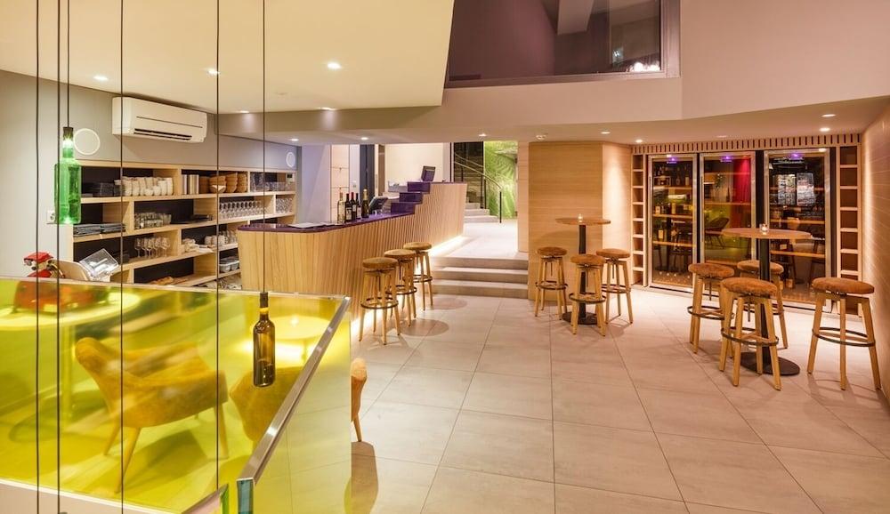 Swiss Wine by Fassbind Lobby