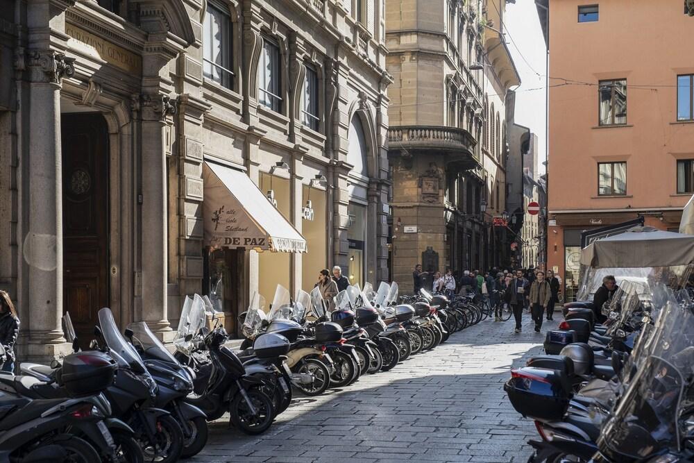 Monolocale tra Piazza del Nettuno e le Due Torri Exterior
