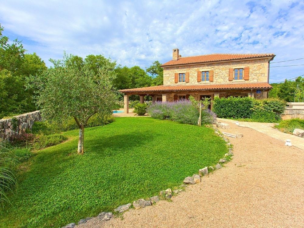 Attractive Villa in Kras With Swimming Pool