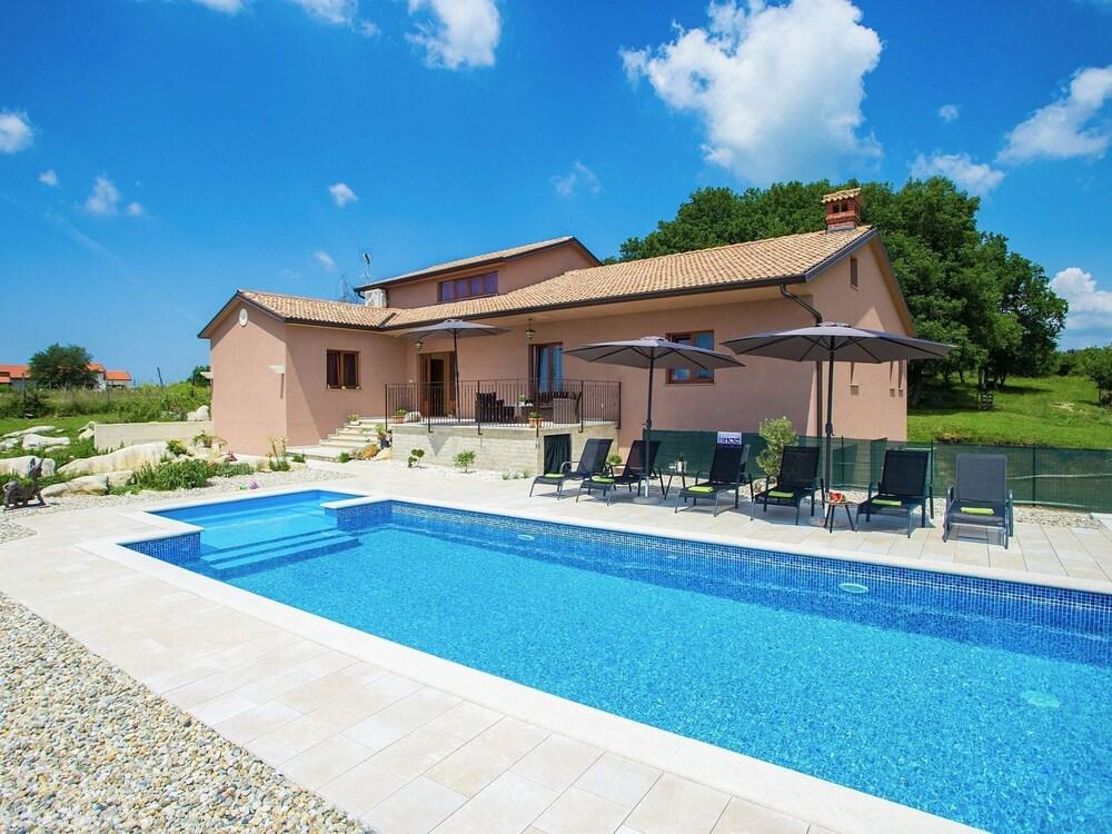 Spacious Villa With Private Swimming Pool in Motovun Exterior
