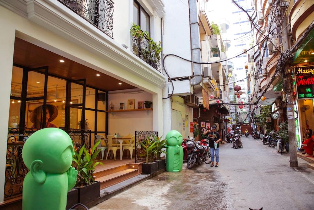 Lief Mojo Saigon Exterior