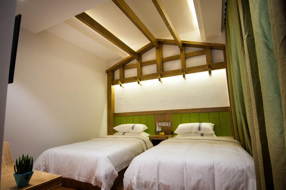 Yun Meng Qi  Inn Room