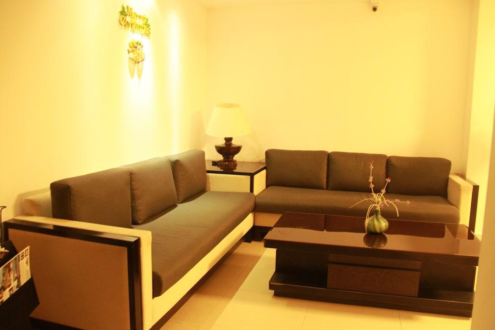 Earl’s Red Passikudah Lobby Sitting Area