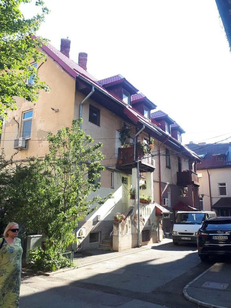 Neva Zedek Exterior