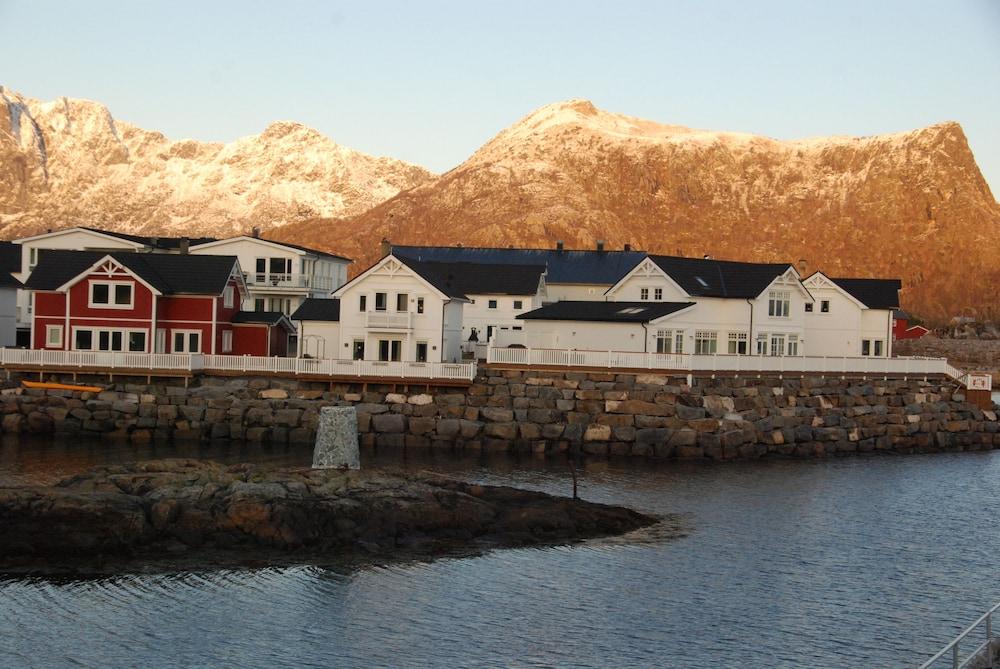 Vandrerhjem Lofotferie Kabelvåg Hotel Front