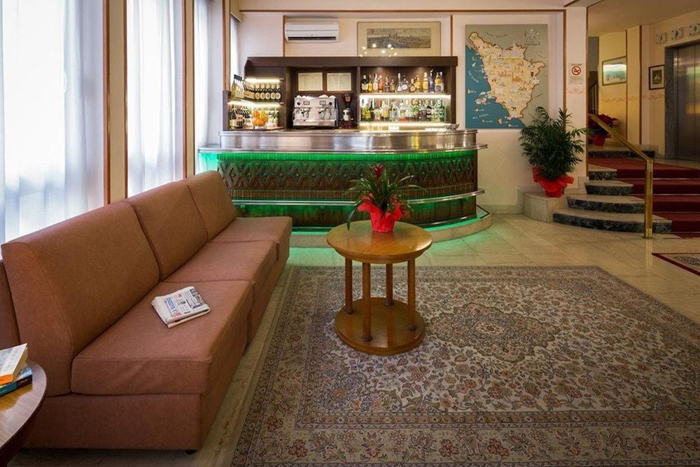 Hotel Terminus & Plaza Lobby Sitting Area