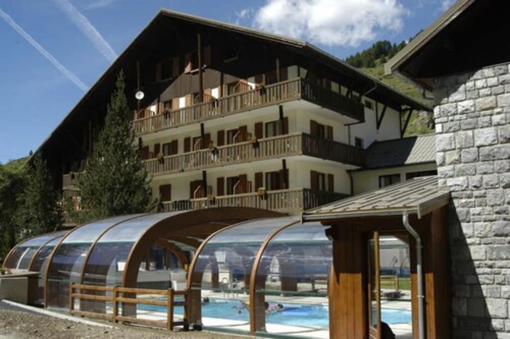Le Fontenil Exterior detail