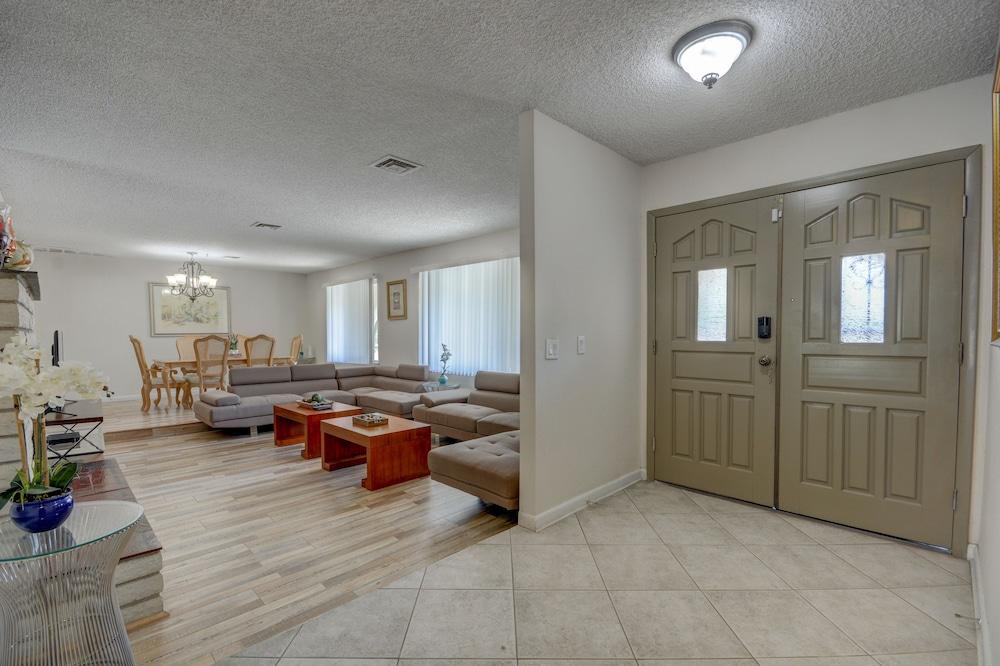 Luxurious 4BR House with Large Pool Near Strip Interior Entrance
