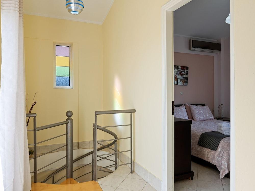 Enchanting Villa in Chalcis With Terrace Room