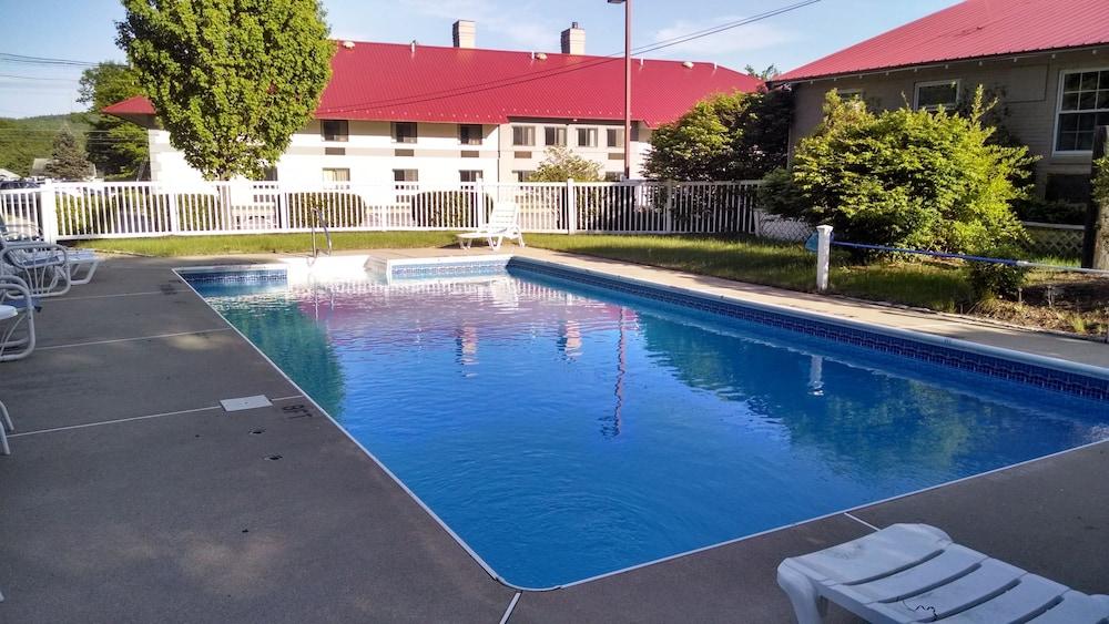 Econo Lodge Near Plymouth State University Outdoor Pool