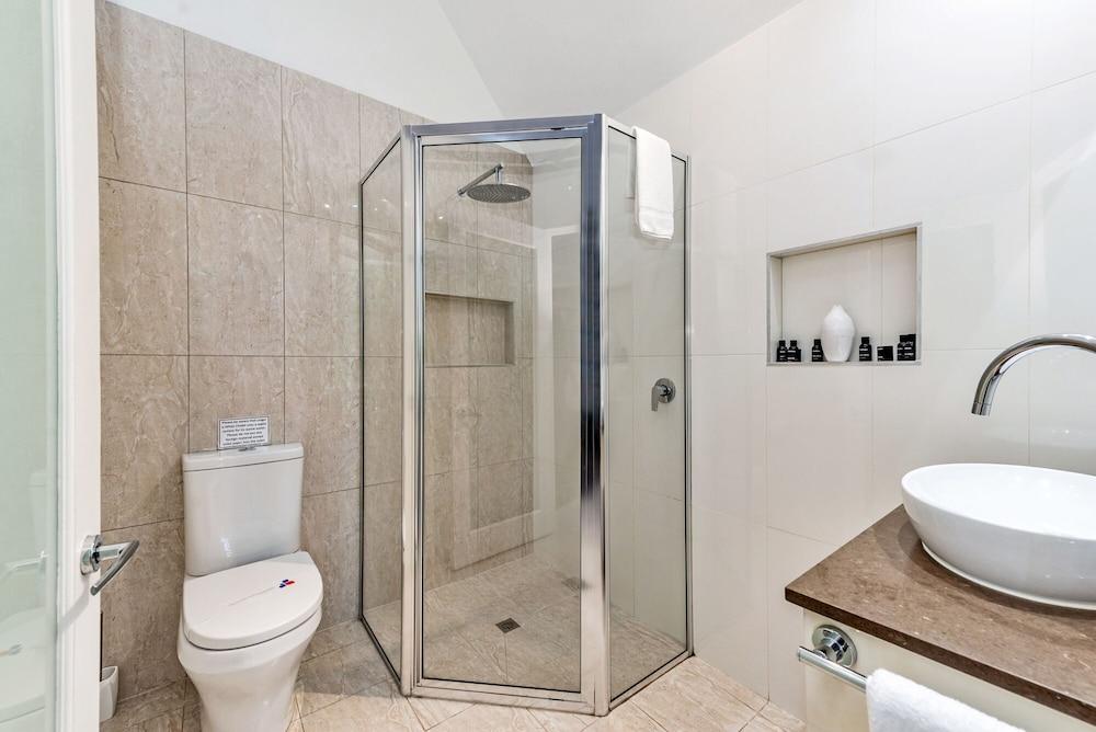 Linger A While Chalet Bathroom