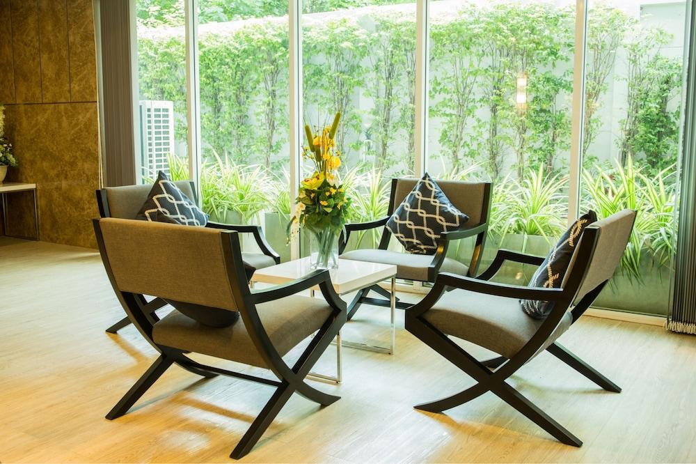 The Near Residence - Sriracha Lobby Sitting Area
