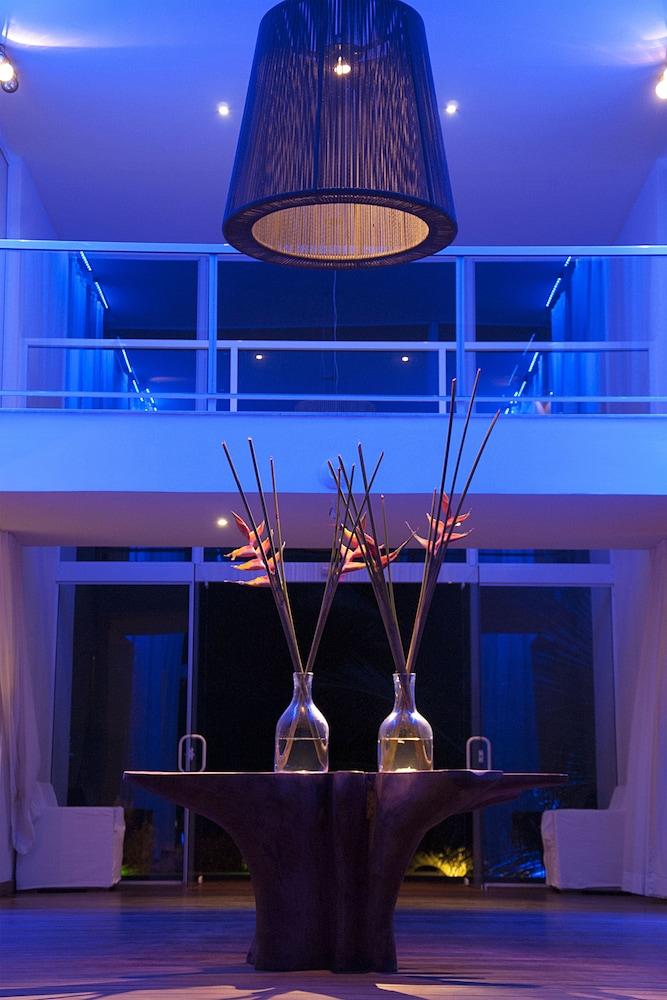 بي بلو بيتش هاوزيز الردهة