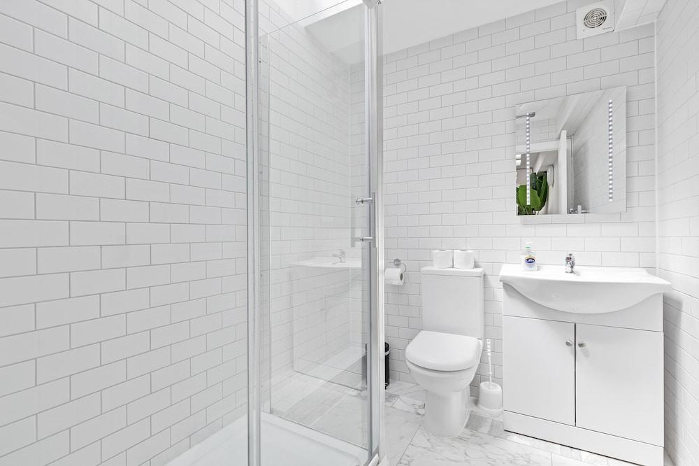 Right On : Bright On Apartment 1A | By My Getaways Bathroom