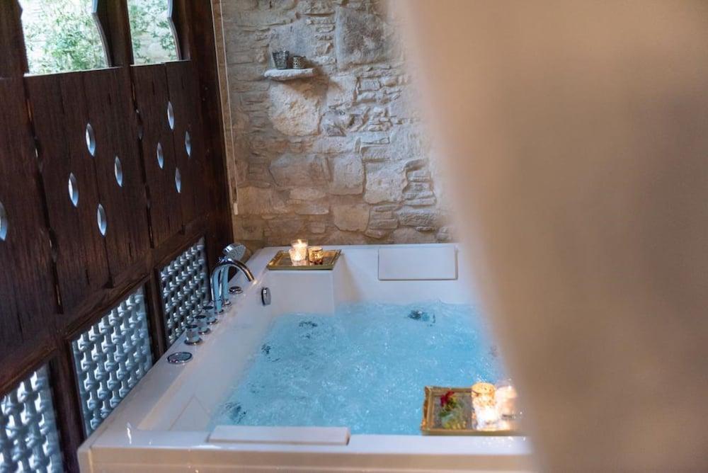Oinou Strata - Adults Only Private Spa Tub