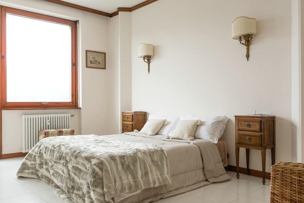 Piazza Cavour Lake View Featured Image