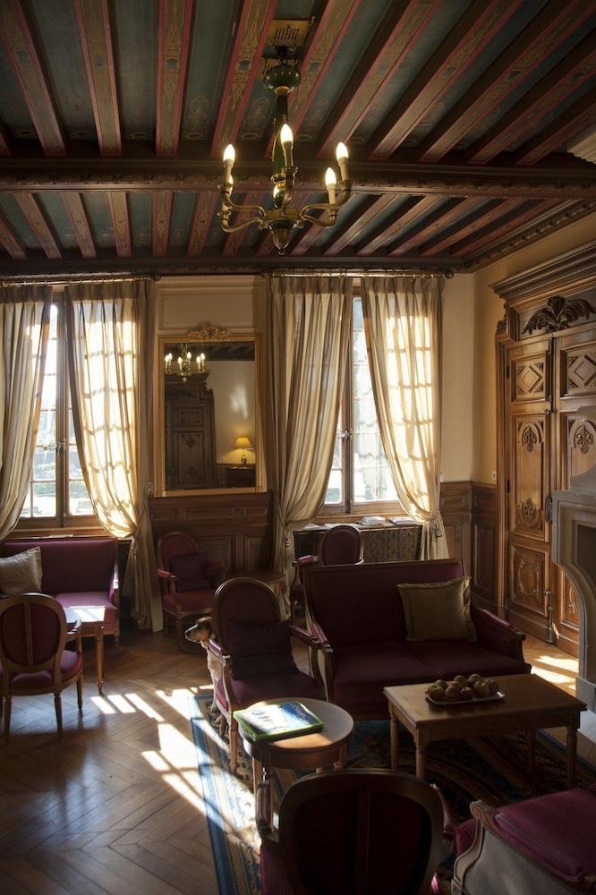 Manoir de Contres Lobby Sitting Area