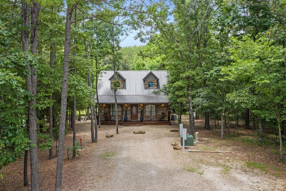 Squatch Watch Lodge 1 Bedroom Cabin by Redawning