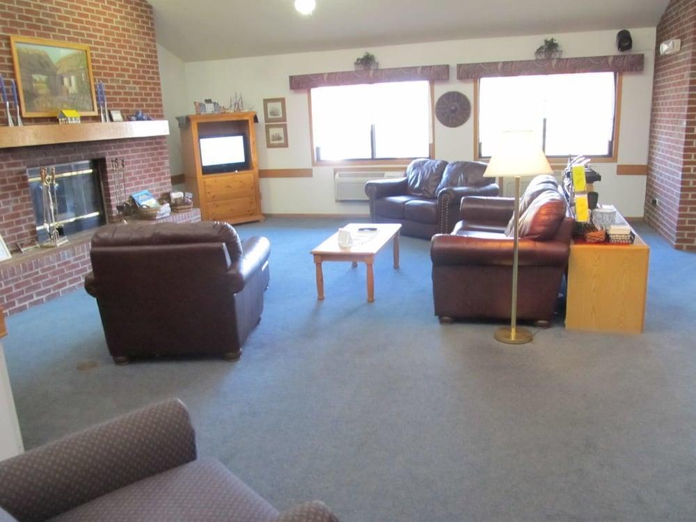 Tivoli Inn & Suites