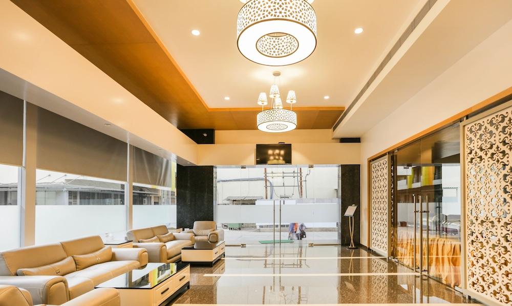 Treebo Select Gopalas Residency Lobby Sitting Area