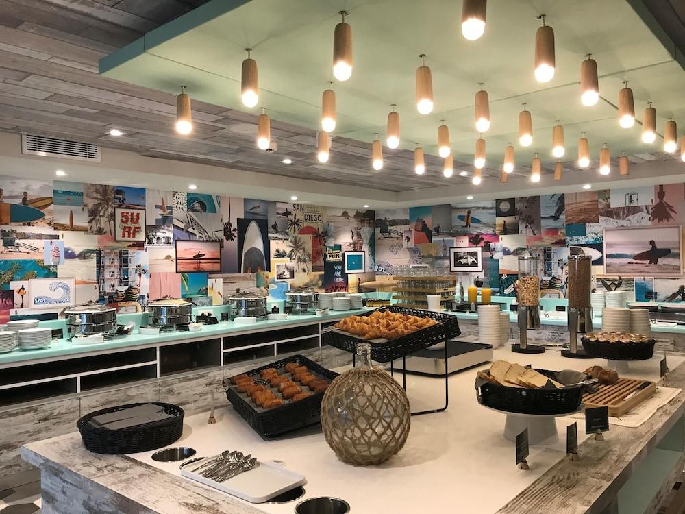 هامتون باي هيلتون باريس كليشي بوفيه إفطار