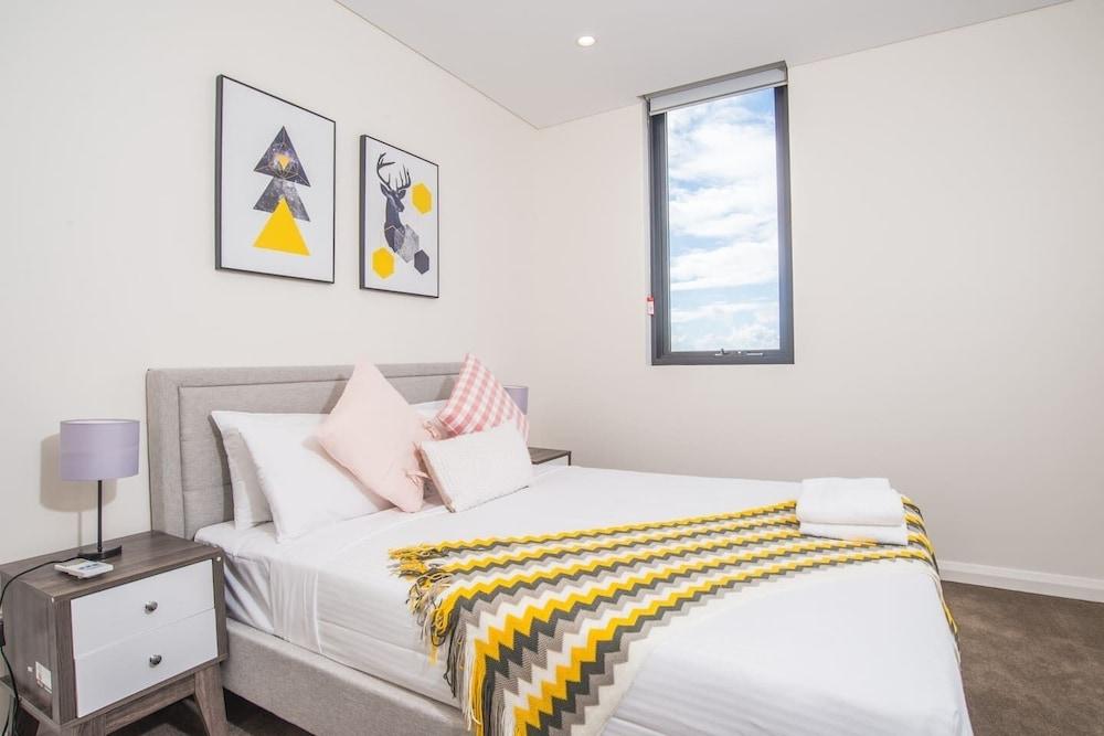 Refreshing 2bed2bath APT in Up&coming Liverpool Room